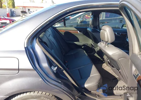 2013 Mercedes-Benz C 250 Sport z USA, uszkodzony, nr VIN WDDGF4HB2DA852950